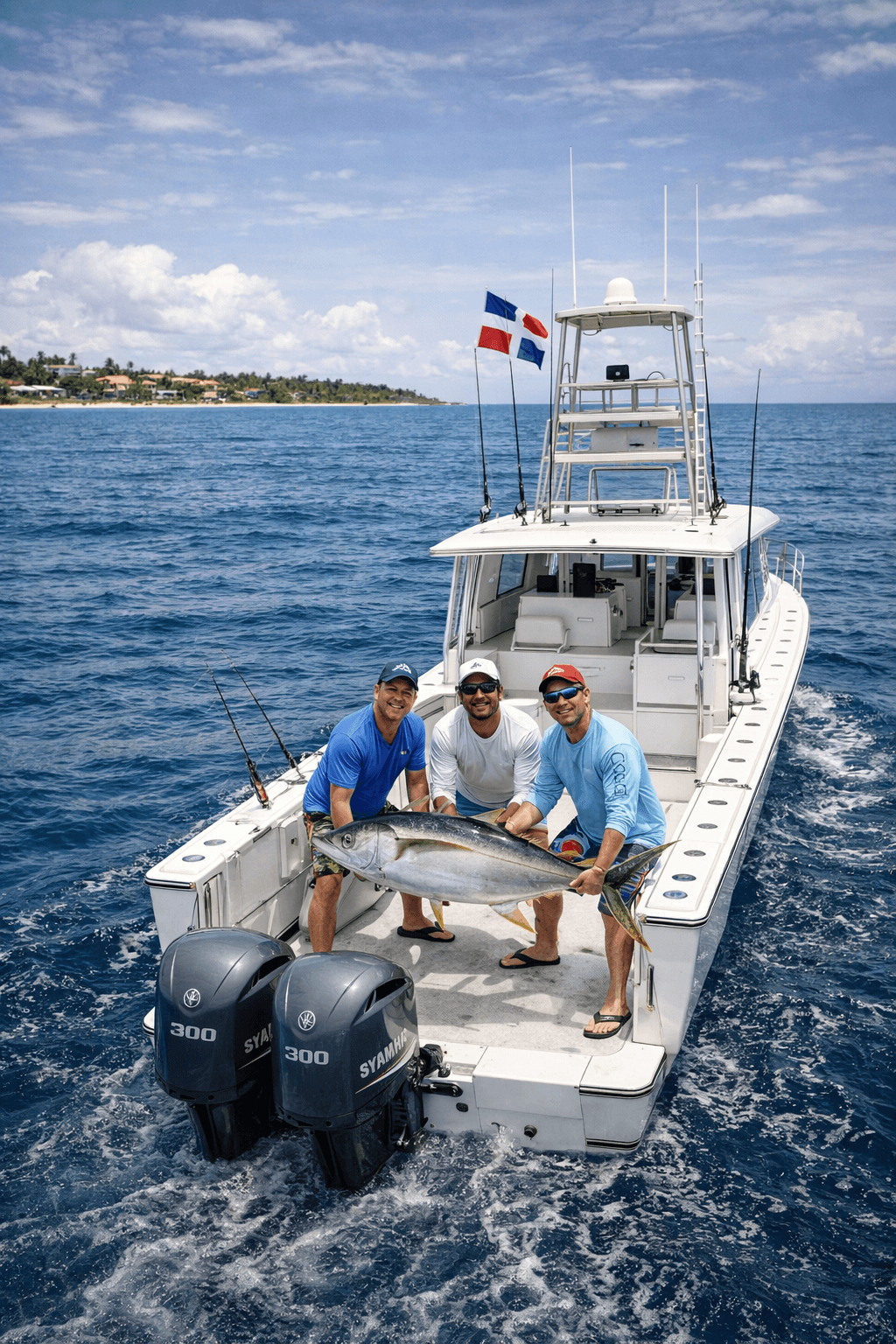 Trois hommes sur un bateau de pêche tenant un énorme thon jaune en mer.